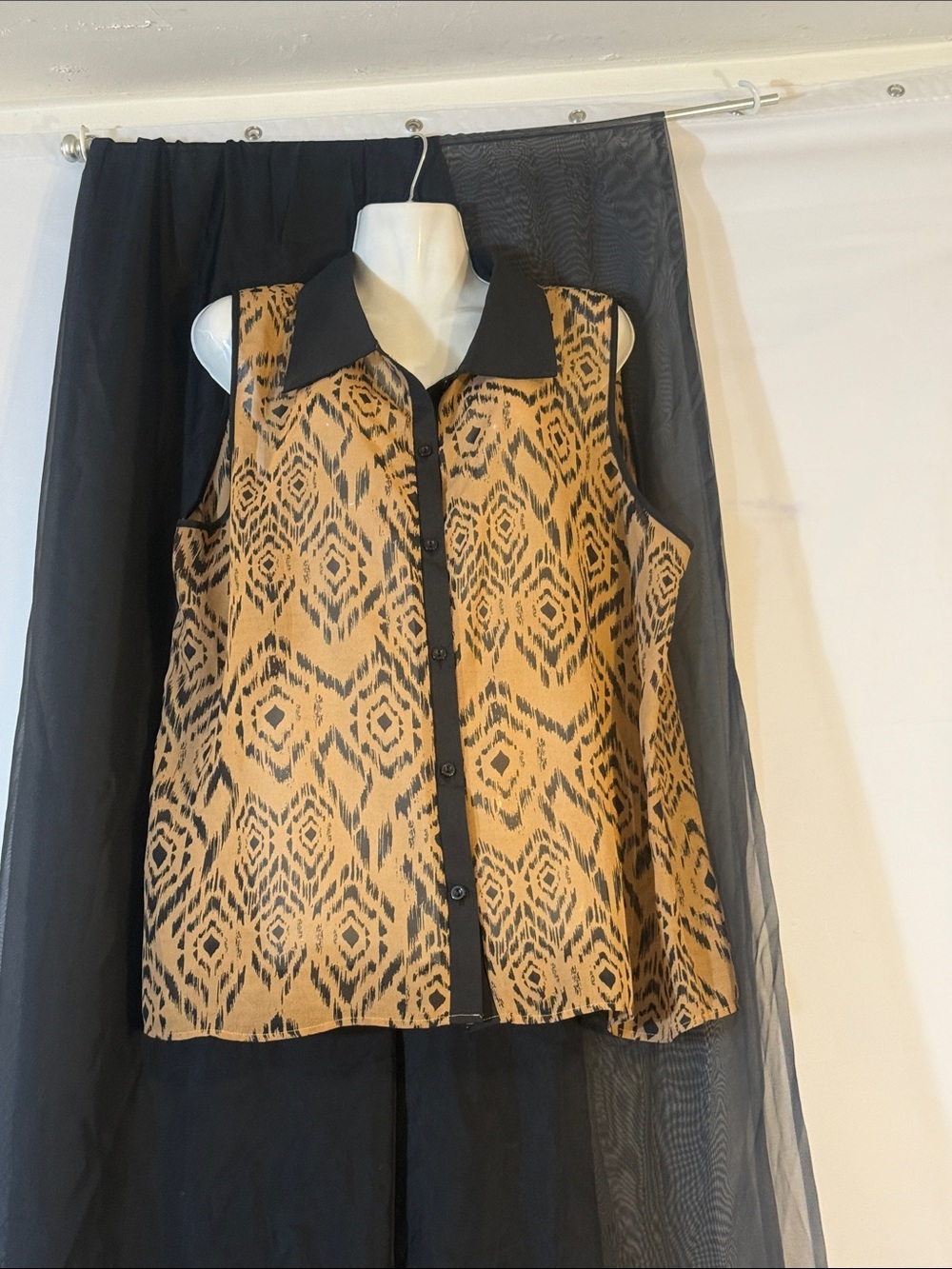 Sleeveless Button-Front Animal Print Shirt with Black Trim - Tan/Black